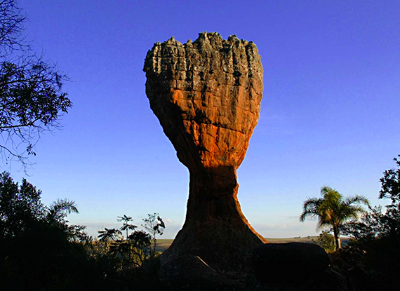 Foto da rocha cálice de Vila Velha em Ponta Grossa-PR