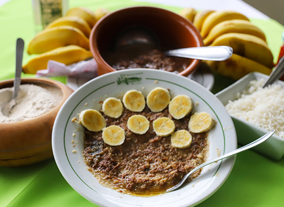 Foto de comida típica do litoral do Estado - prato de barreado 