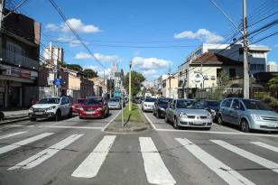 foto de rua com vários carros